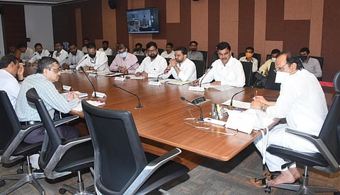 उपमुख्‍यमंत्री अजित पवार यांनी आज सकाळी मंत्रालयात अधिकाऱ्यांसोबत विभागाच्या बैठका घेतल्या.