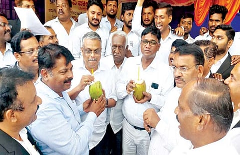 खंडपीठ मंजुरीचा आदेश येताच आमदार अभय पाटील, अनिल बेनके यांच्याहस्ते नारळ पाणी पिऊन उपोषण सोडताना अ‍ॅड. प्रभू यतनट्टी व इतर वकील.