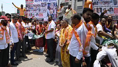 पंचवटी : पंचवटी कारंजा येथे काश्मिरी पंडितांच्या हल्ल्यांच्या निषेधार्थ आंदोलन करताना शिवसैनिक. (छाया: रविंद्र आखाडे)