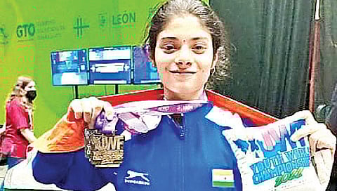 जागतिक युथ वेटलिफ्टिंगमध्ये मनमाडच्या आकांक्षा व्यवहारेला ‘सिल्व्हर’