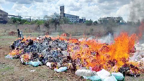 सोलापुरात अन्न प्रशासनाने दीड कोटीचा गुटखा जाळला