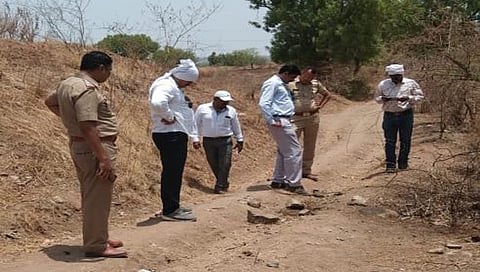 जळगाव : मृतदेहाची पाहणी करत घटनास्थळी पंचनामा करताना बाजारपेठ पोलिस. (छाया: चेतन चौधरी)