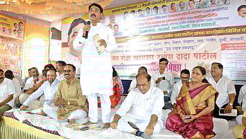 जळगाव : संपर्क कार्यालय येथील कार्यक्रमाप्रसंगी मार्गदर्शन करताना खासदार उन्मेश पाटील.(छाया : चेतन चौधरी)