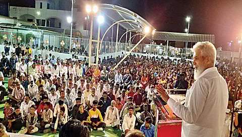 मालेगाव : कॅम्पातील 100 खाटांच्या मॉड्युलर रुग्णालयाच्या लोकार्पण सोहळ्यात बोलताना कृषिमंत्री दादा भुसे.