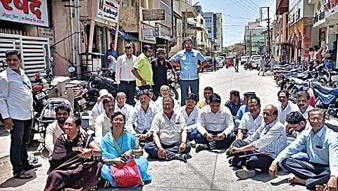 ओझर : नगर परिषदेसमोर आंदोलन करताना माजी जिल्हा परिषद सदस्य यतीन कदम. समवेत भाजप पदाधिकारी व कार्यकर्ते. (छाया : मनोज कावळे) 