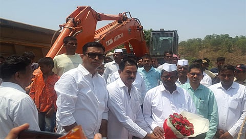 नाशिक : कुळवंडी बंधार्‍याच्या कामाचे भूमिपूजन करताना विधानसभेचे उपाध्यक्ष नरहरी झिरवाळ. समवेत जिल्हा जलसंधारण अधिकारी हरिभाऊ गिते, उपविभागीय जलसंधारण अधिकारी नारायाण डावरे, जलसंधारण अधिकारी बाळासाहेब डोळसे, सचिन खंबाईत आदी मान्यवर. 