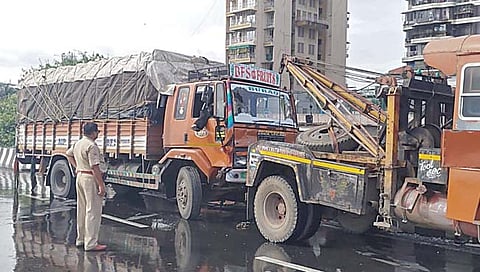 महामार्गावर दोन विचित्र अपघात