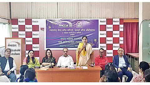 नाशिक : उत्तर महाराष्ट्र महिला सभासदांच्या बैठकीत मार्गदर्शन करताना आमदार सीमा हिरे. समवेत ललित गांधी, संगीता पाटील, सुधाकर देशमुख, कांतीलाल चोपडा, डॉ. धनश्री हरदास, संजय सोनवणे.