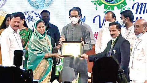 मुंबई : नाशिक जिल्ह्यातील ग्रामपंचायतींचा सन्मान करताना मुख्यमंत्री उद्धव ठाकरे, उपमुख्यमंत्री अजित पवार आदी.