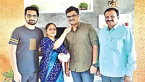 देवळा : नायब तहसीलदारपदी निवड झालेल्या भूषण बोरसे याला पेढा भरवून आनंदोत्सव साजरा करताना वडील चिंतामण बोरसे, आई आशा व भाऊ अंकित. (छाया : भिला आहेर)