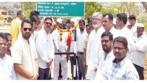 बोरटेंभे : येथे प्रवेशद्वार कमानीच्या कामाचे भूमिपूजन करताना आमदार हिरामण खोसकर. समवेत गोरख बोडके, जनार्दन माळी आदी.