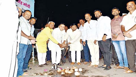 रेठरेधरण येथे जलजीवन मिशन योजनेचे भूमिपूजन करताना सत्यजित देशमुख, सम्राट महाडिक, जगन्नाथ माळी, डी. के. पाटील आदी. 