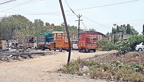 वणी : कळवण रस्त्यावर उभ्या असलेल्या बेशिस्त गाड्या.  (छाया : अनिल गांगुर्डे)