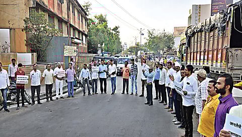 मालेगाव : मानवी साखळीद्वारे वाहतूक आदी समस्यांकडे लक्ष वेधताना आम्ही मालेगावकर विधायक समितीसह विविध संघटनांचे पदाधिकारी.