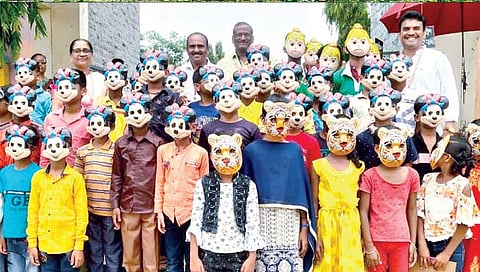 कुचन शाळेत विद्यार्थ्यांनी मुखवटे घालून केली धमाल