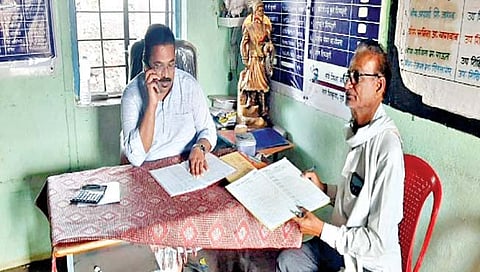 सुरुवातीलाच शिक्षकांची दांडी