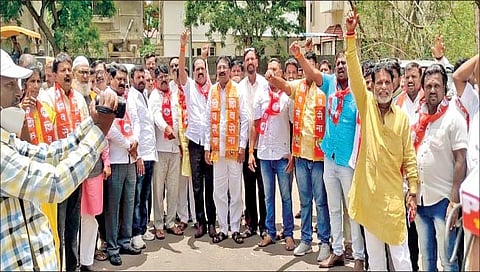 शिवसेनेवरील अरिष्ट दूर होण्यासाठी विठ्ठलाला साकडे