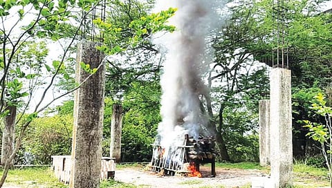 आंबिवलीच्या स्मशानभूमीत शेडविना अंत्यसंस्कार