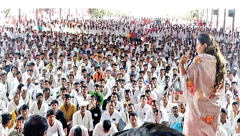 बीड : पंकजा मुंडेंनी फुंकले जि.प. निवडणुकीचे रणशिंग