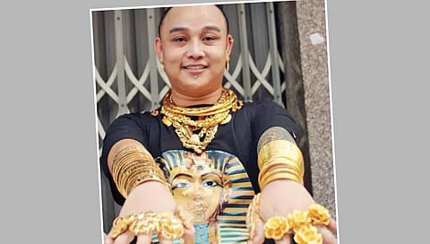 ‘तो’ घालतो 5 किलो सोन्याचे दागिने