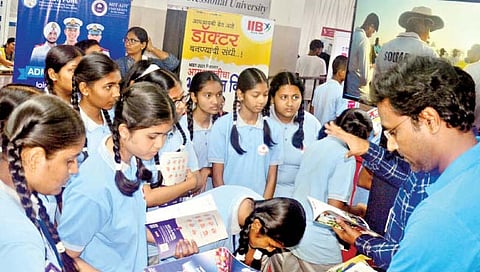 सांगली : पुढारी एज्युदिशा प्रदर्शनास मोठा प्रतिसाद