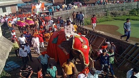 कौलव येथे बेंदरा निमित्त मानाच्या बैलाची हत्ती राधानगरी : घोडे उंट यांच्या लवाजम्यासह निघालेली मिरवणूक