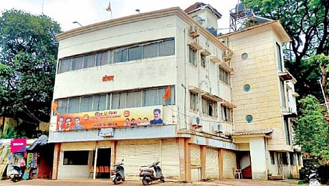 सावंतवाडी : आ.दीपक केसरकर यांचे  सुनेसुने झालेले श्रीधर आपार्टमेंट संपर्क कार्यालय.