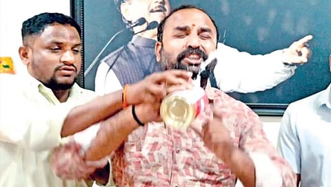 पंकजा मुंडे समर्थकाचा विष पिऊन आत्महत्येचा प्रयत्न