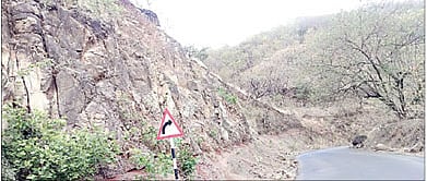 सिंहगड घाट रस्त्यावर जोरदार पावसात मुरुम-मातीच्या दरडी कोसळतात. गोळेवाडीजवळील घाट.