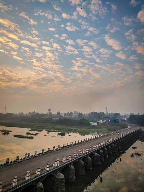 निरा नदीवरील पुलाला कठडे बसवावेत