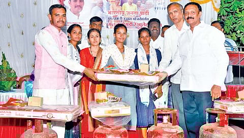 104 जणांना शेगडीसह सिलिंडर वाटप