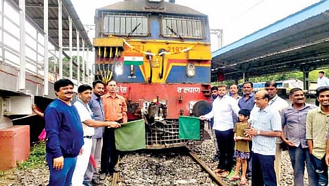 कोल्हापूर-पुणे मार्गावर विद्युत इंजिनसह धावली कोयना एक्स्प्रेस