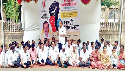 कोल्हापूर : पगारासाठी गुरुजींचे आंदोलन