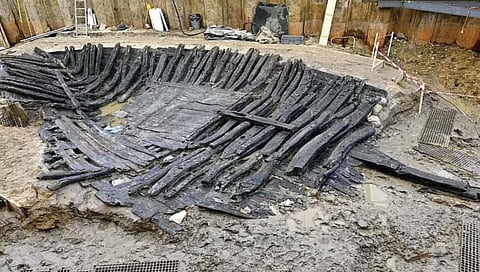 जमिनीखाली सापडलेल्या जहाजाला वाचविण्यासाठी प्रयत्न  