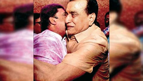 कोल्हापूर : महाडिक कुटुंबीय भावुक