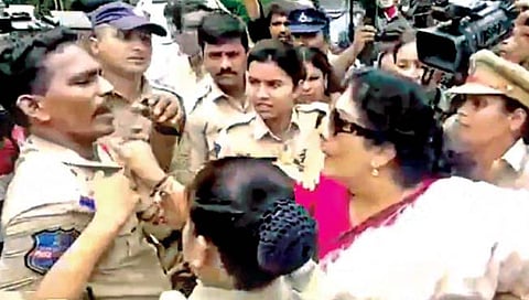 काँग्रेसची राजभवनावर धडक