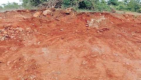 दुर्गमानवाड पठारावर बॉक्साईटचे उत्खनन; रात्रीत माल पसार