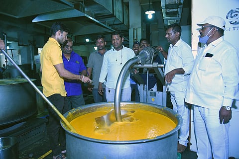 शिर्डी : साईंच्या प्रसादात चक्क आमरसाची मेजवानी