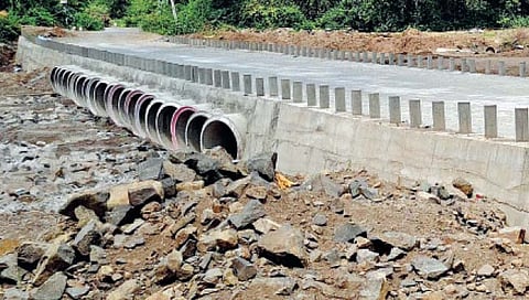 पाथर्डी: बालवे वस्तीवरील मातीचा पूल गेला वाहून, रस्ता दुरुस्तची मागणी