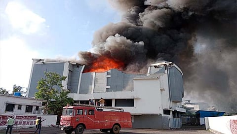 अलिबाग पीएनपी नाट्यगृहाला भीषण आग; साउंड सिस्टिम, छतासह खुर्च्या जळून खाक