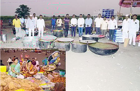 मांडवगण फराटा (ता. शिरूर) येथे बाळूमामा पालखी सोहळ्यासाठी केलेला (इन्सेटमध्येे)10 ते 12 हजार भाविकांसाठी पुरणपोळी, गुळवणी, आमटीचा महाप्रसाद.