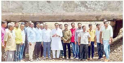 मंचर (ता. आंबेगाव) येथे डिंभे उजवा तीर कालवा अस्तरीकरणाचे काम शिवसेना सहसंपर्क प्रमुख सुरेश भोर आणि मंचर ग्रामस्थांनी बंद पाडले.