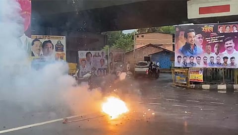 कणकवलीत भाजपा कार्यकर्त्यांनी फोडले फटाके