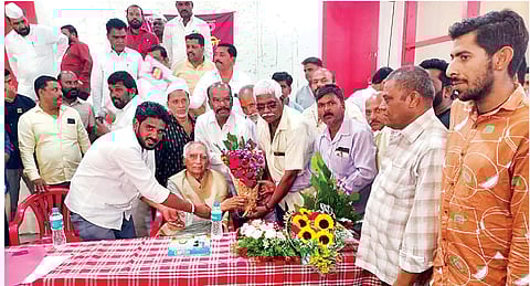 ज्येष्ठ सामाजिक कार्यकर्ते डॉ. बाबा आढाव यांना वाढदिवसानिमित्त शुभेच्छा देताना विविध संस्थांचे प्रतिनिधी.