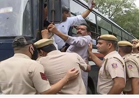 ईडीविराेधात निदर्शने करणारे काँग्रेस कार्यकर्ते ताब्‍यात घेताना पाेलिस.