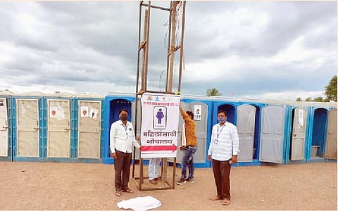 बारामतीत सेवा सहयोग फाउंडेशनकडून पालखी सोहळ्यासाठी शौचालये उभारली जात आहेत.