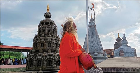 दोन वर्षांपासून वारी आणि सावळ्या विठुरायाच्या दर्शनासाठी आसुसलेल्या वारकर्‍यांच्या मनामध्ये या वर्षी आनंदाची डोही आनंद तरंग..! अशी भावना आहे. ही भावना घेऊन वैष्णवांचा मेळा देहू नगरीत दाखल होत आहे. त्यांच्या स्वागतासाठीच की काय शनिवारी आसमंतात ढग दाटून आले अन् भगवा पताका डौलाने फडकू लागला. (छाया : यशवंत नामदे)