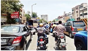 सिंहगड रस्त्याची वाहतूक कोंडी सुटेना