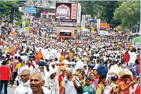 अवघा रंग एक झाला… महिला, युवती वारीत दंग; दोन्ही पालख्यांत उत्स्फूर्त सहभाग
