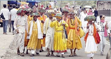 वासुदेव आला हो…वासुदेव आला… वारीच्या वाटेवर जनजागृती